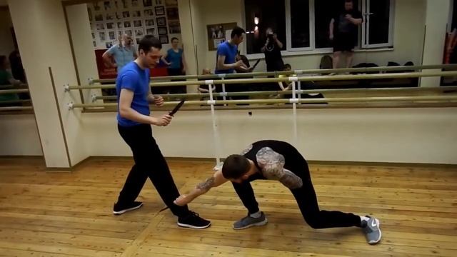 Ножевой бой. Как атаковать ножом ноги противника. смотреть онлайн
