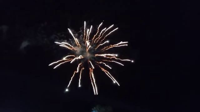 День Победы. Праздничный салют в городе Шахты. смотреть онлайн
