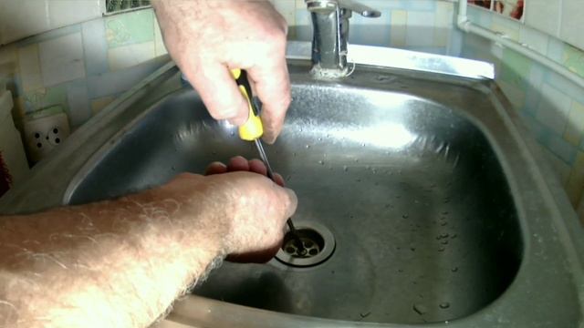 Самый дешёвый и простой, отлично работающий слив раковины кухни (умывальника). смотреть онлайн