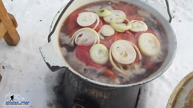ГОТОВИМ В ЛЕСУ НА КОСТРЕ. Дичь в пиве с луком и..Простенький рецепт обалденной вкусняшки. Бушкрафт смотреть онлайн