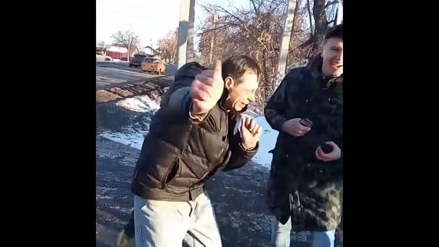Пьяный дед танцует в холодную погоду смотреть онлайн