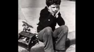 у Курского вокзала стою я молодой