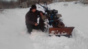 Лопата отвал для мотоблока.Чистим улицу от снега.