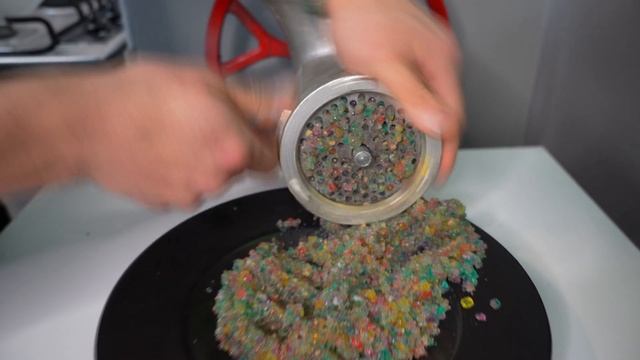 EXPERIMENT: BIG ORBEEZ VS MEAT GRINDER смотреть онлайн