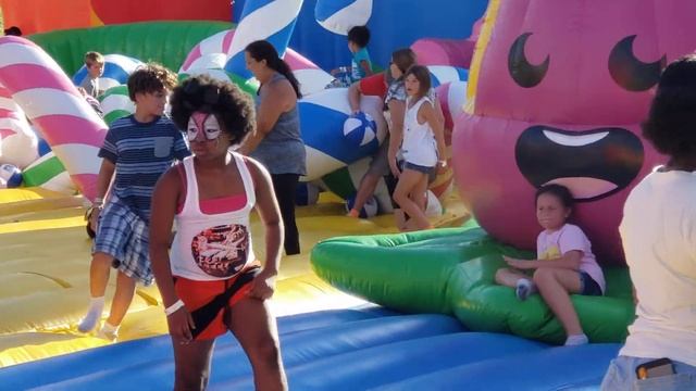 Kids at Big Bounce America смотреть онлайн