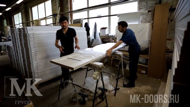 Упаковка дверей на заводе Velldoris | МК-Групп смотреть онлайн