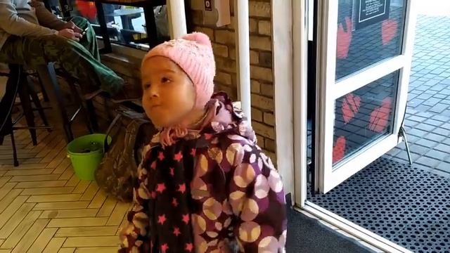 КАК ЗДОРОВО БЫТЬ РЕБЁНКОМ! ВСЁ УДИВЛЯЕТ И РАДУЕТ, А ВЫ ХОТЕЛИ ВЕРНУТЬСЯ В ДЕТСТВО? смотреть онлайн