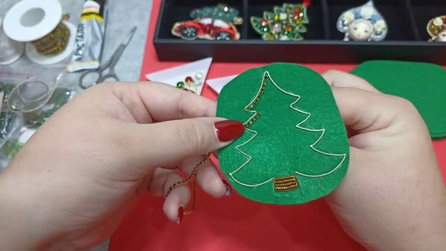 ВЫШИВАЕМ БРОШЬ | Новогодняя Ёлочка из бисера и кристаллов | МАСТЕР КЛАСС. Часть 1 смотреть онлайн