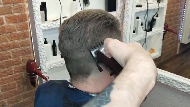 Как подстричь мужчине стрижку с укладкой волос назад процесс стрижки с объяснением всех действий смотреть онлайн