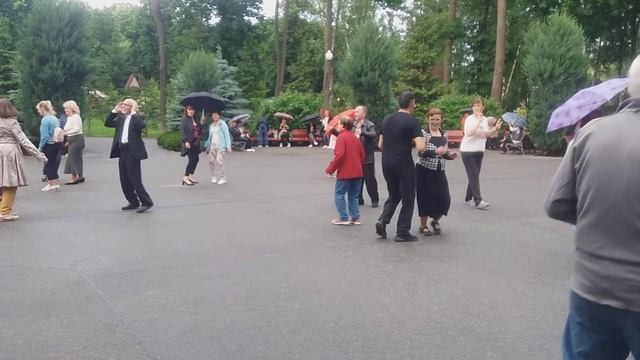 Харьков, танцы в парке Горького под дождём. смотреть онлайн