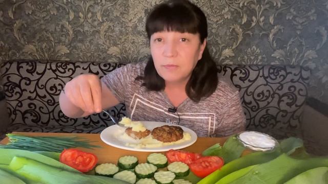 МУКБАНГ пюре с котлетами | MUKBANG puree with cutlets смотреть онлайн