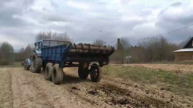 МТЗ 82 и РОУ 6 . Сделано в СССР.Весеннее внесение удобрения. смотреть онлайн