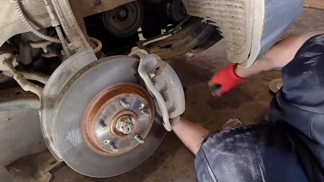 2004 Kia Amanti alternator removal!! This is a PAIN!! смотреть онлайн