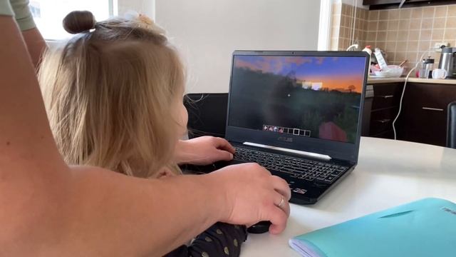 ЕВА ИГРАЕТ В МАЙНКРАФТ. Пробуем турецкий кофе. смотреть онлайн