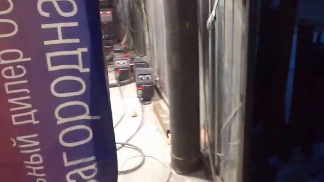 Секретная база и секретные люди работают рабочие изобритают самолет смотреть онлайн