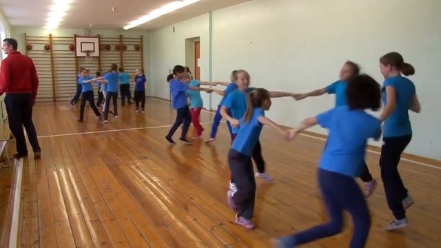 Урок физкультуры в 4 классе