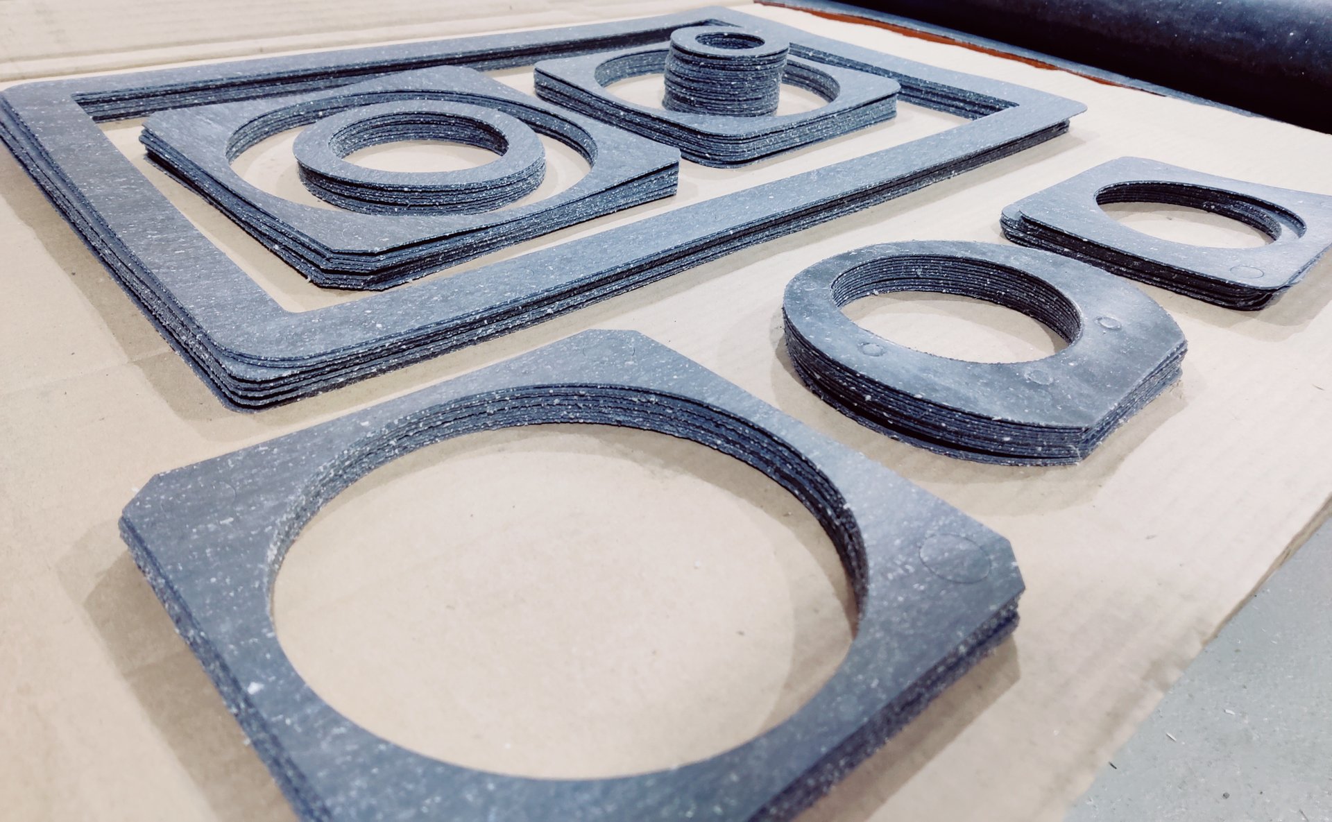 Плоттерная резка прокладок из паронита смотреть онлайн