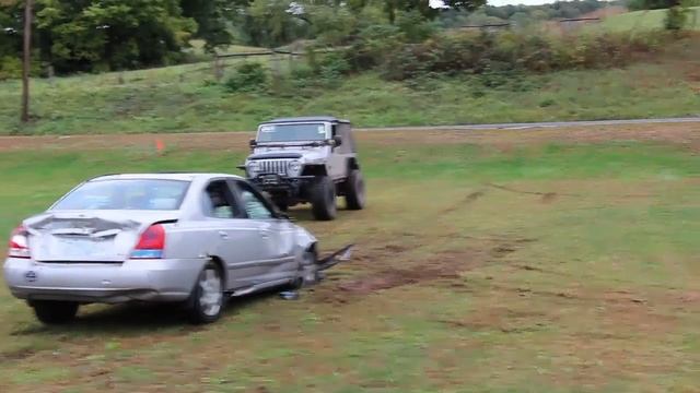 Jeeps Running Over a Hyundai Car смотреть онлайн
