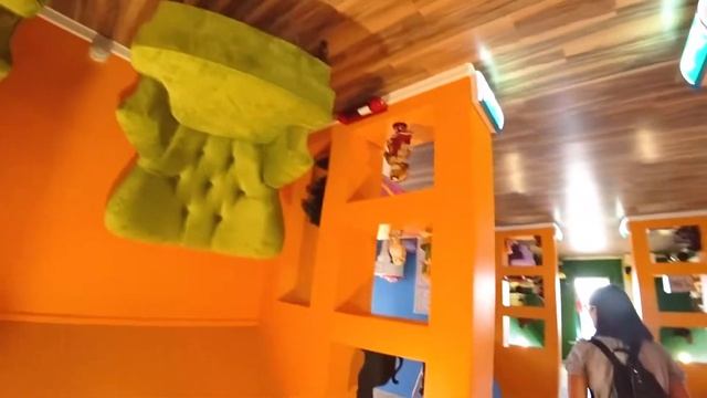 Алиса гуляет вверх ногами Дом перевертыш Дом вверх дном смотреть онлайн