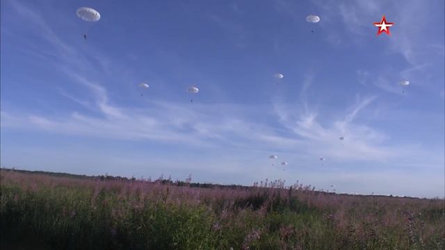 Псковские десантники совершили прыжки в канун Дня ВДВ. смотреть онлайн