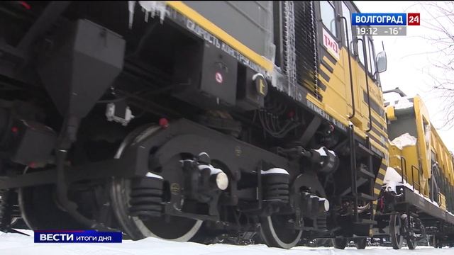 Снегоуборочные поезда помогают железнодорожникам расчищать пути и платформы