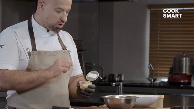 Cалат с крабом, авокадо, редисом и чипсами из базилика смотреть онлайн