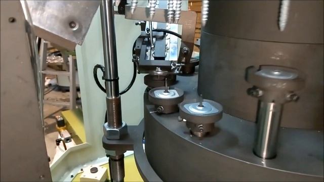 Автомат для сборки сантехнического шурупа М8Х150 мм с металлической и уплотнительной EPDM шайбой. смотреть онлайн