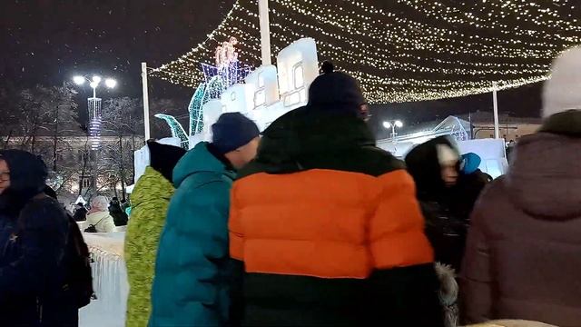 Екатеринбург Площадь 1905 года Ледовый Городок прогулка 03.01.23. смотреть онлайн