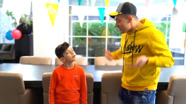 Jason y Alex hacen un pastel sorpresa para el cumpleaños | Darse regalos el uno al otro! смотреть онлайн