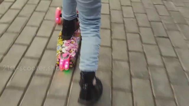Детский самокат у которого колоса при езде светятся. смотреть онлайн