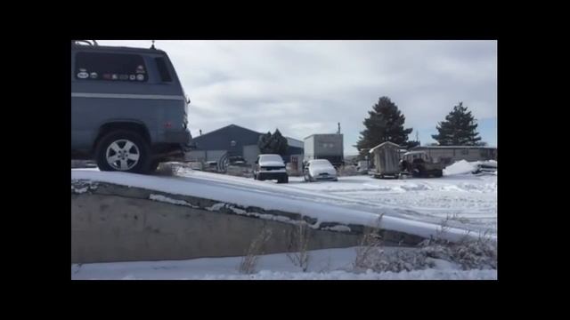 Split Window VW Bus vs. Volkswagen Vanagon Syncro Frozen Ramp. смотреть онлайн