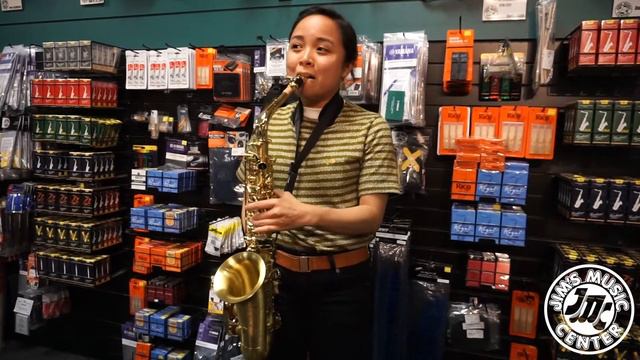 Melanie Carpio tests out a Conn-Selmer Sax смотреть онлайн