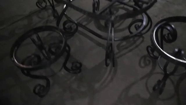 Кованный стол и табуретки