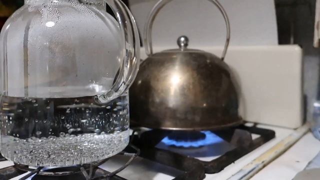 Чайник кипит в Новый Год | The kettle boils on New Year's Eve смотреть онлайн