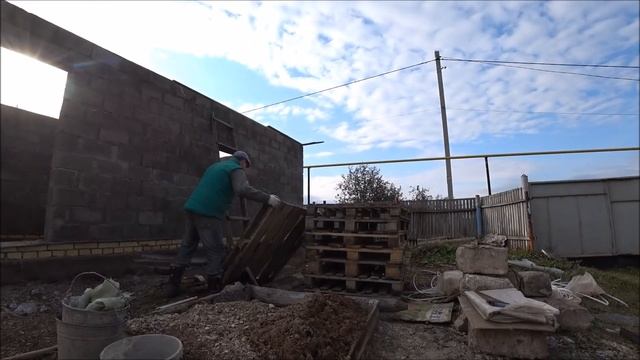 Залил ступеньки для гаража/уборка свеклы и моркови/Уборка на территории /будни в деревне смотреть онлайн