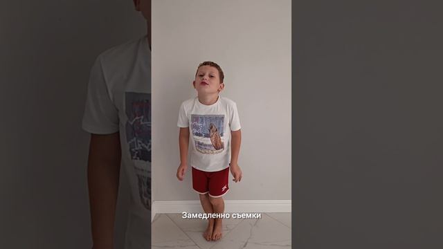 мой друг красиво прыгает замедленной съёмке