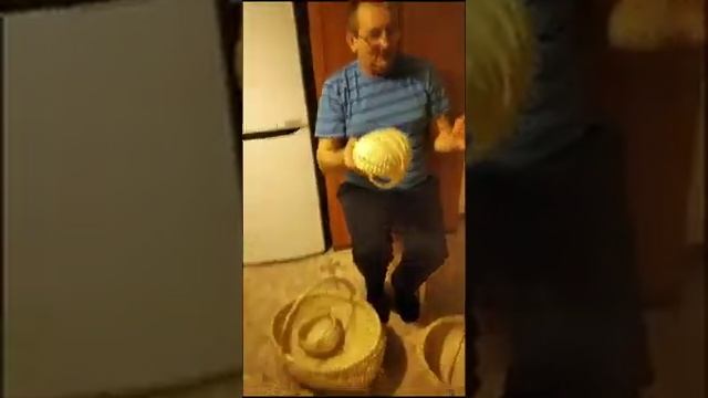 Вот из проволоки, чтобы ровно всё было.... / Плетеная корзина своими руками. Wicker basket DIY смотреть онлайн