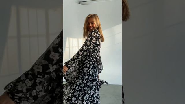 Обзор: Черное платье миди в цветочек с длинным рукавом