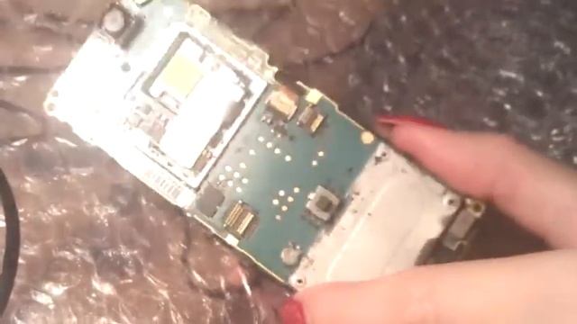 Блондинка Ремонтирует Телефон. смотреть онлайн