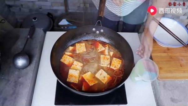 【农家的小勇】村边有户人家，今天炸发面软麻花，外脆里软，配上豆腐菜真好吃！