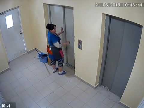 Женщина едва не провалилась в шахту лифта смотреть онлайн