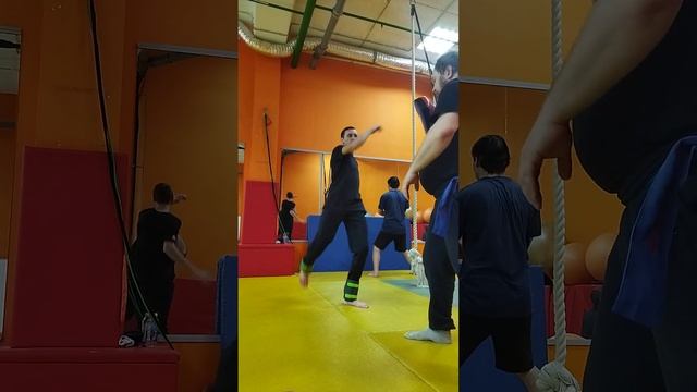 Как бить ногами мощно и быстро, удары ногами с утяжелителями по лапам. Кунг-фу Хонг За смотреть онлайн