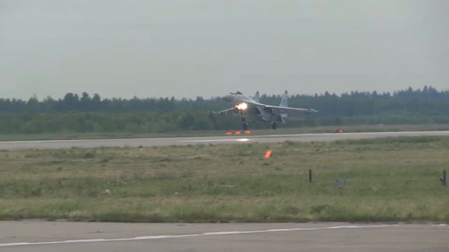 Посадка Су-35. Аэродром Кубинка смотреть онлайн
