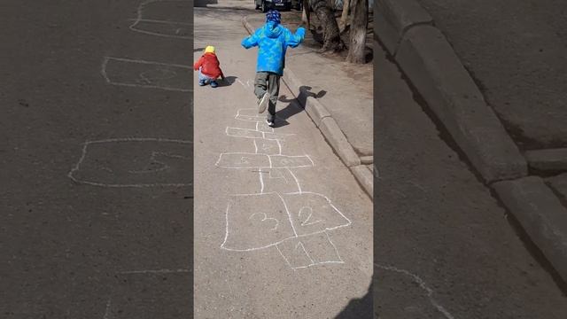 ДЕТИ ВО ДВОРЕ РИСУЮТ МЕЛОМ РИСУНКИ НА АСФАЛЬТЕ. ИГРАЮТ В ИНТЕРЕСНЫЕ СОВМЕСТНЫЕ ИГРЫ☝️??? смотреть онлайн
