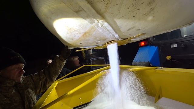 Подкормка пшеницы РУМом по мерзло талому! РУН-1100. МТЗ-892. смотреть онлайн