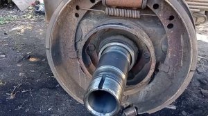 Работа на Газ-3309.Меняю футорки на газоне. Ремонт своими руками.