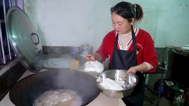 老公網購一箱好吃的，看看都有什麼，今晚加餐吃排骨面 | The Noodle Soup Cooked This Way, Our Family Loves It