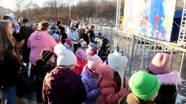 Дед Мороз поздравляет смотреть онлайн