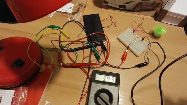 Дослід з сонячною панелею та генератором смотреть онлайн