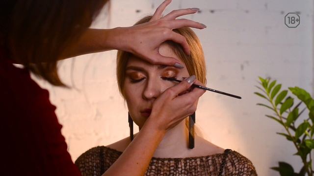 Как нарисовать стрелку для вечернего макияжа? смотреть онлайн